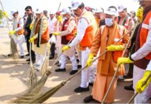 सीएम योगी आदित्यनाथ ने की संगम घाट की सफाई, डिप्टी सीएम समेत कई मंत्री रहे मौजूद